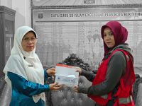 Penyaluran dana bantuan kepada relawan dari PMI Kota Bukittinggi untuk korban gempa Cianjur - SD Islam Excellent Plus