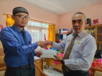 Penyerahan Dana Excellent Peduli kepada siswa SD Negeri 09 Manggis Ganting yang mengalami musibah terjatuh - SD Islam Excellent Plus